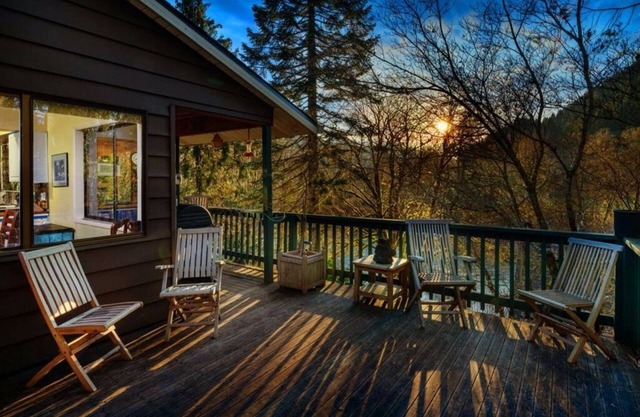 Elderberry Eden - Nehalem Riverfront House