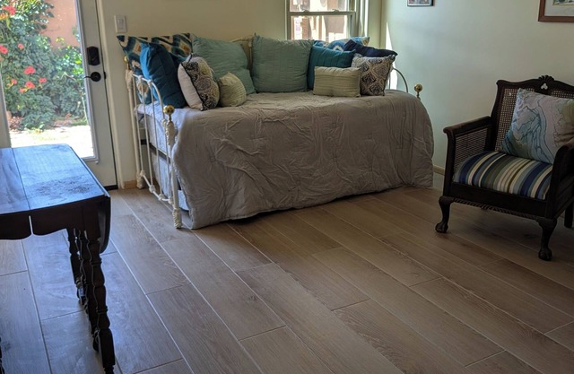 Eldorado Private 2-bedroom space with WiFi. Private entrance, bath and yard.