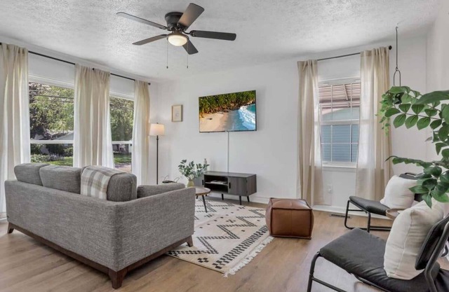 Electric Ave. - 3 BDR and Hot Tub