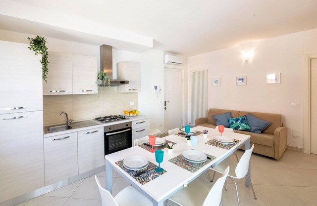 Elegant three-room apartment first row to the sea