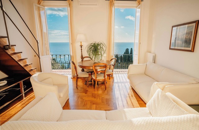 {Elegance by the sea}-with wifi and garden 200 meters from the cliff
