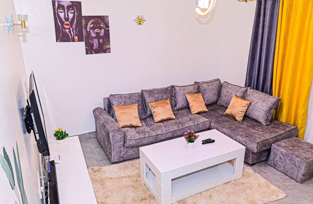 Elegant 1-Bedroom with easy access to the Highway.