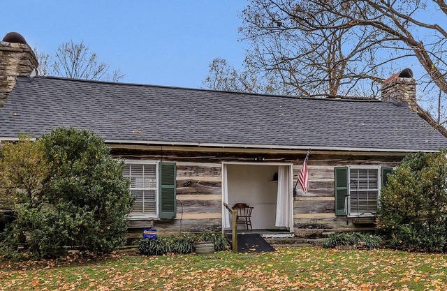 Elegant 1800's cabin in charming downtown Franklin 25 min South of Nashville
