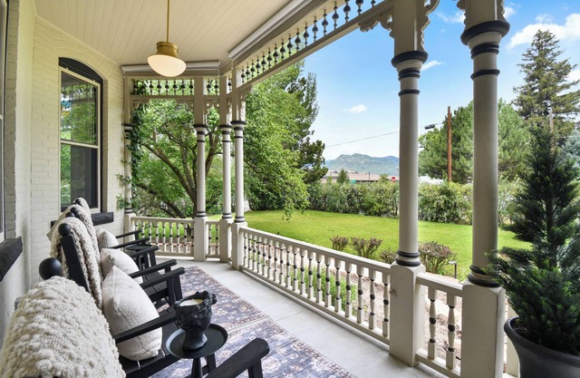 Elegant 1892 Queen Anne Manor | Sleeps 10 | Weddings, Reunions, Events, Romantic | Gourmet Kitchen