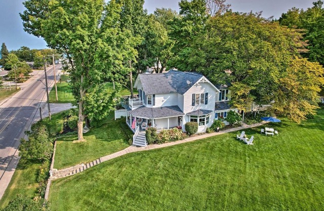 Elegant 1905 Home Steps to Torch Lake and Dtwn