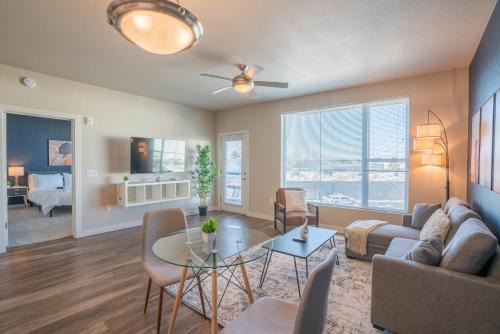 Elegant 1BD - Balcony, Pool, Gym, W-D - Sleeps 4
