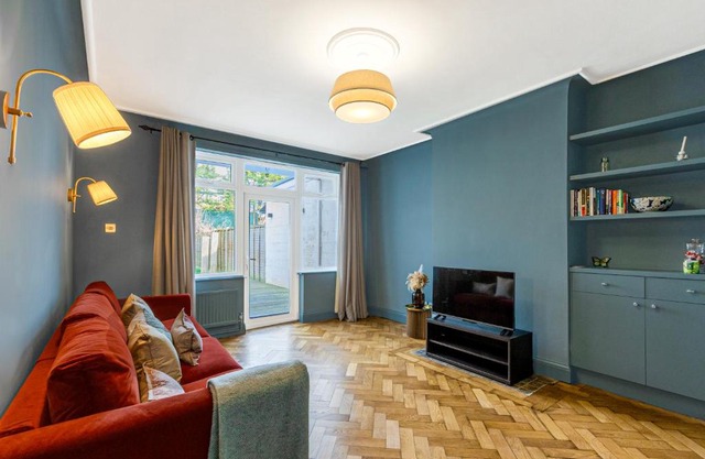 Elegant 1BR Apt with Garden Near Neasden Station
