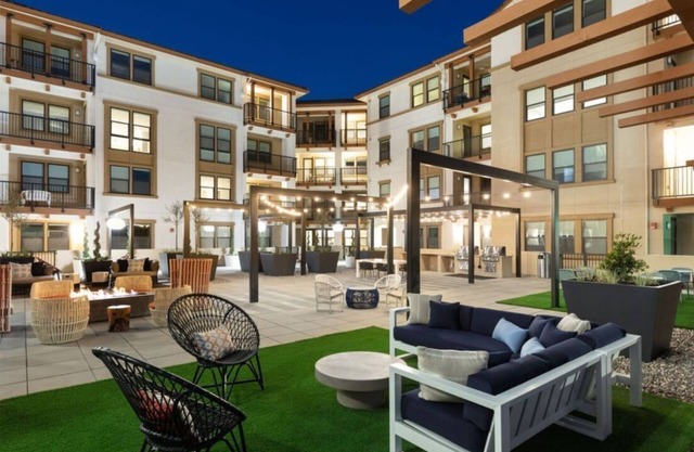 Elegant 1BR Condo w/ Pool & Gym at Murphy Station
