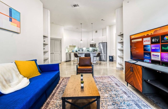 Elegant 2 BD/2 BA Retreat Ideal for Comfort &Style