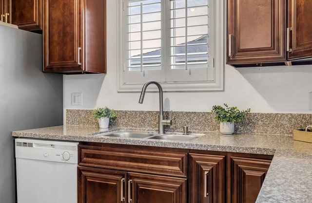 Elegant 2 Bedroom Home W/Parking