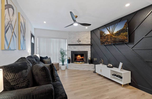 Elegant 2-bedroom townhome in Central Tucson with WiFi, AC
