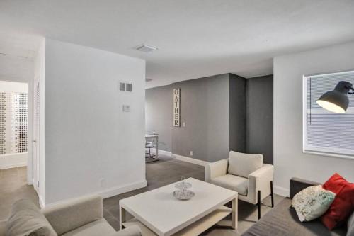 Elegant 2Bd Home, West Palm Beach, Steps to Beach