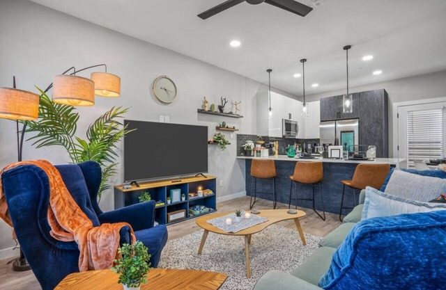 Elegant 2BDTownhouse: 7St Walkable, Modish & Sharp