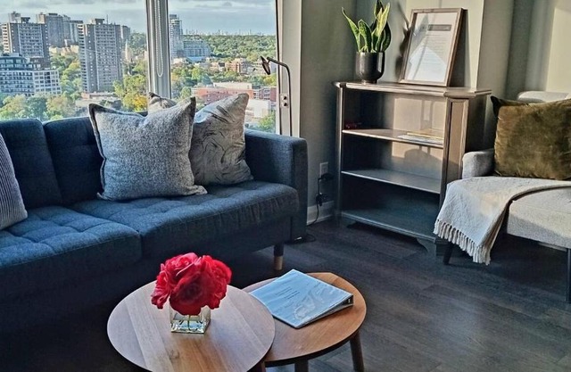 Elegant 2BR & 2BA Retreat in Prime Yorkville, Downtown