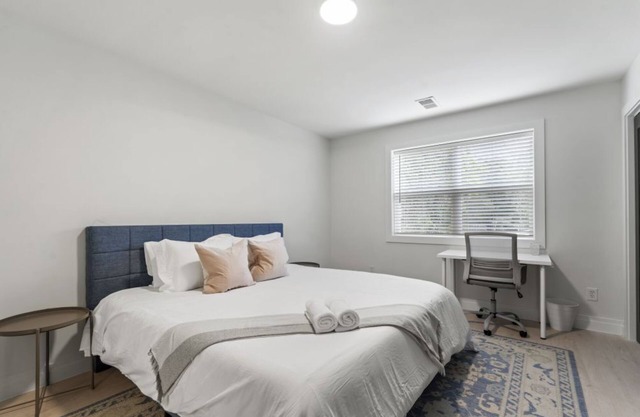 Elegant 2BR Condo with Modern Comforts in Alexandria