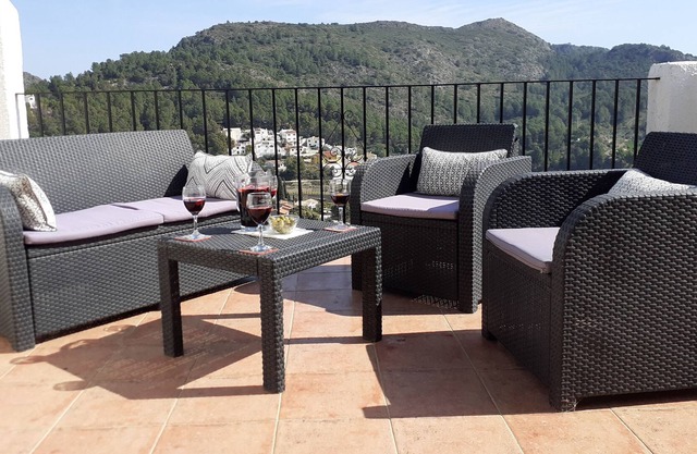 ELEGANTES HAUS MIT 3 BETTEN IN DER NÄHE VON PEGO, PRIVAT MIT FANTASTISCHEM BLICK, GEMEINSAM GROSSEM POOL