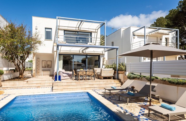 Elegant 3 Bedroom Villa with Private Pool, Just 200m from the Beach Includes A/C & WiFi