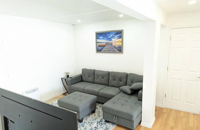 ELEGANT 3 BEDROOM/2 BATHS CONDO with FREE PARKING!