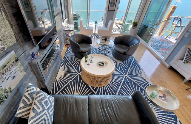 Elegant 3-bedroom 3 Bath Floating Home in deep water with amazing bay views!