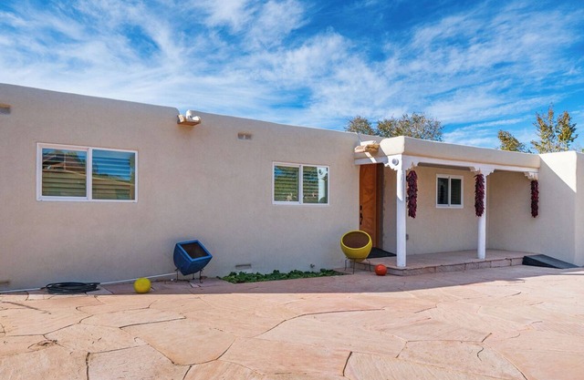 Elegant 3-bedroom Cozy house in lovely Santa Fe with Security Gate on property