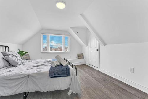 Elegant 3BR Home Near Hospitals Tims Field QEW