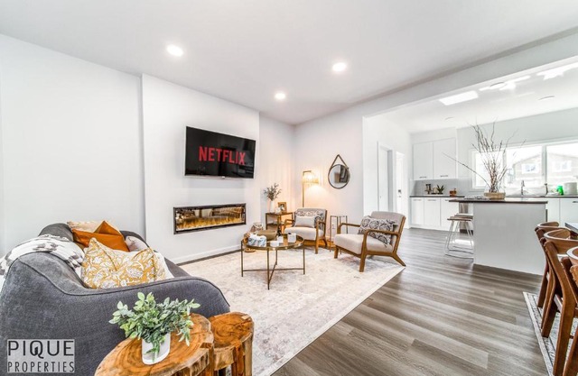 Elegant 4 BDRM Ravine Home I w King Bed I Fireplace I Foosball & Fast WiFi!