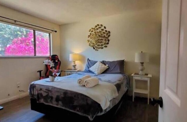Elegant 5-Bedroom Riverside home with BBQ, AC, WiFi, Fitness, amenities and more