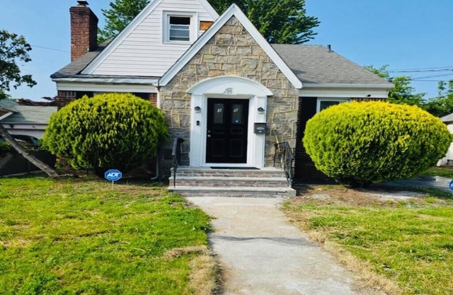 Modern Family 5BR – 5 Min to JFK, Walk to Mall & Train, Convenient Parking Spot!