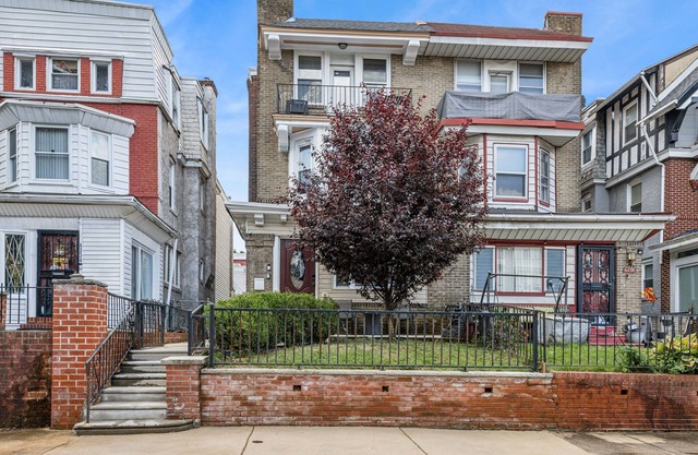 Elegant 5BR Townhome in Prime Location by RedAwning