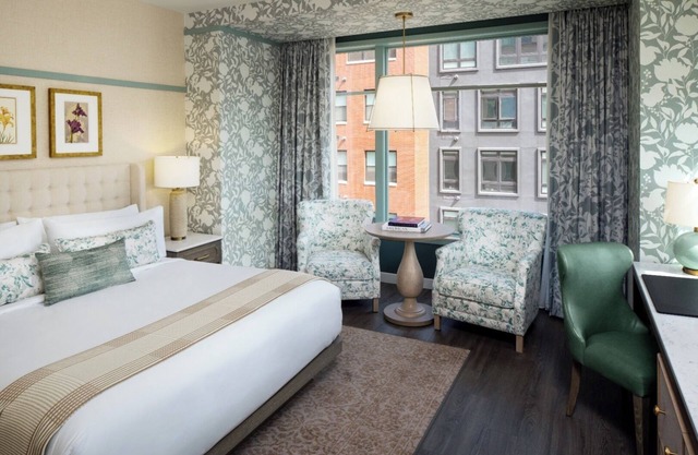 Elegant Accommodation with Balcony, Kitchen and Gas Fireplace!