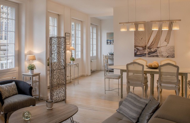 Appt 76m2 Elegant und hell im Herzen der Stadtmauer. 2 Schlafzimmer 2 Badezimmer