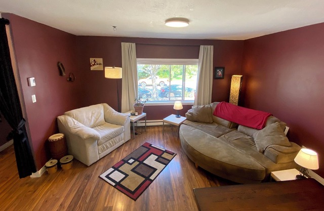 Elegant and eclectic Victoria house near bakery!