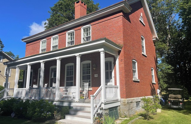 Elegant and efficient Island home 4 miles from downtown Portland