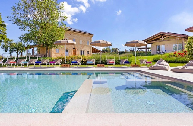 Elegante und geräumige Villa mit Pool und Panoramablick über die Hügel, 30 Minuten vom Meer entfernt
