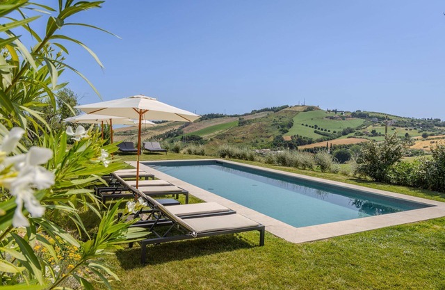 Elegante und moderne Villa mit Pool und Panoramalage, in der Nähe von Fermo und den Stränden von Por