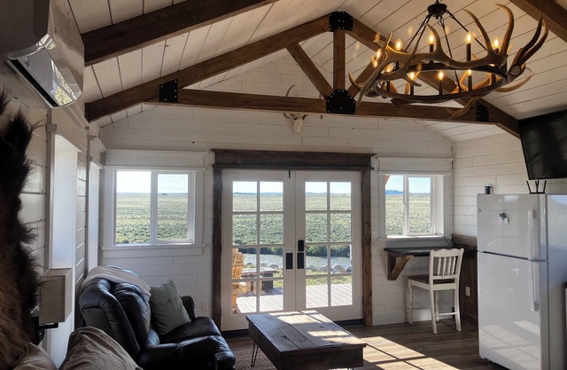 Elegant and peaceful cabin on the Clark's Fork of the Yellowstone river!