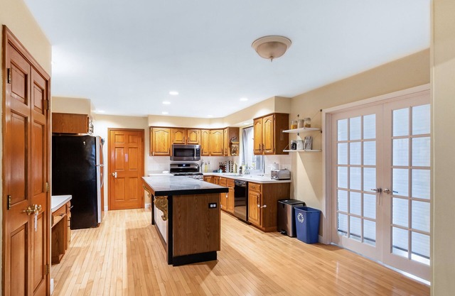 Elegant and quiet, spacious family retreat in Williamsville