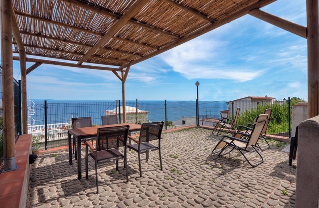 Lady Elena mit Terrasse mit Blick auf das Meer,