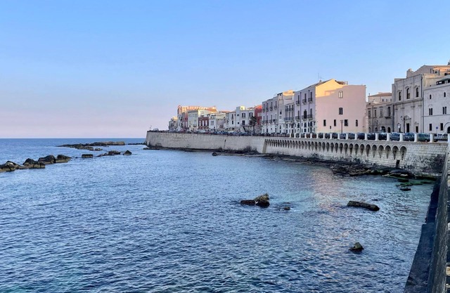 Elegant apartment on the Ortigia waterfront, 2 steps from Syracuse Cathedral.