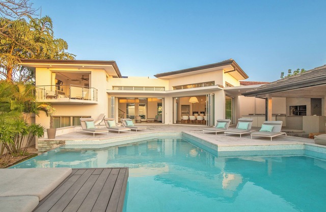 Elegant Beachfront Villa w/ private pool, gym, breakfast & Housekeeping