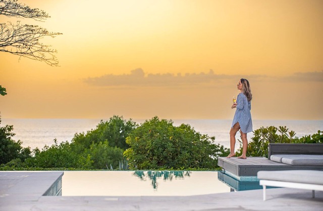 Elegant BeachFront Villa w/ 4 king beds, gym, pool, breakfast & Housekeeping