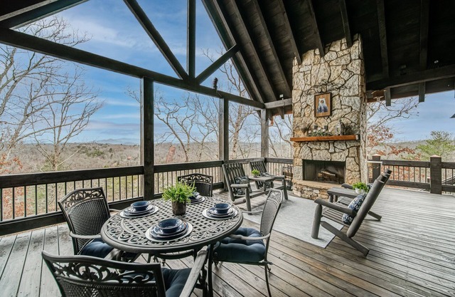 Elegant Blue Ridge Cabin- VIEWS, Hot Tub, Fire Pit, Pool Table