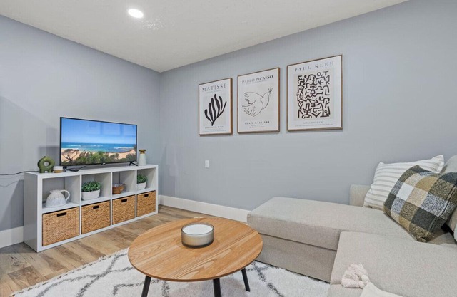 Elegant Boho Retreat ~8 mins to WEM -PATIO -AC