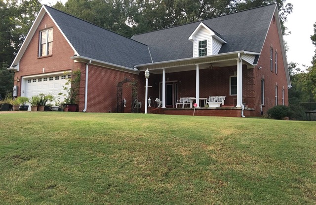 Elegant, neues Haus, Begehbare zu Square & Stadion, Großer Parkplatz, für 12 Personen