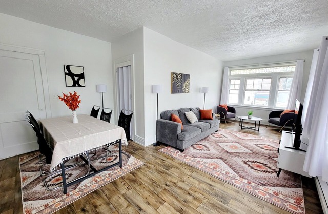 Elegant & Bright 2-Bedroom in Historic Park Ave