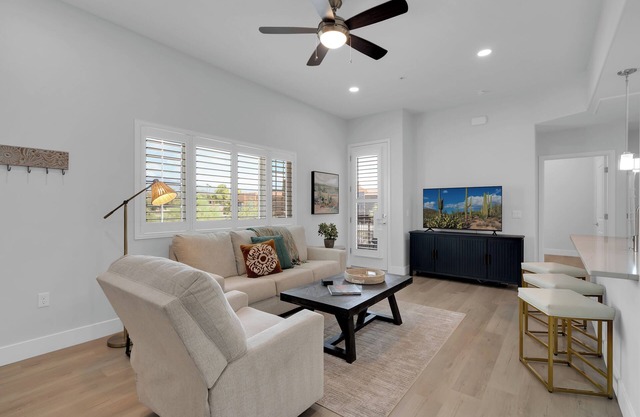Elegant & Bright Corner Condo on the Tucson loop!