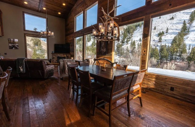 Elegant Cabin- Northfork Idaho Salmon River, Reunions, Secluded.