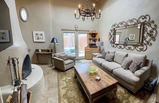 Elegant casita in the middle of Santa Fe's historic Canyon Road district