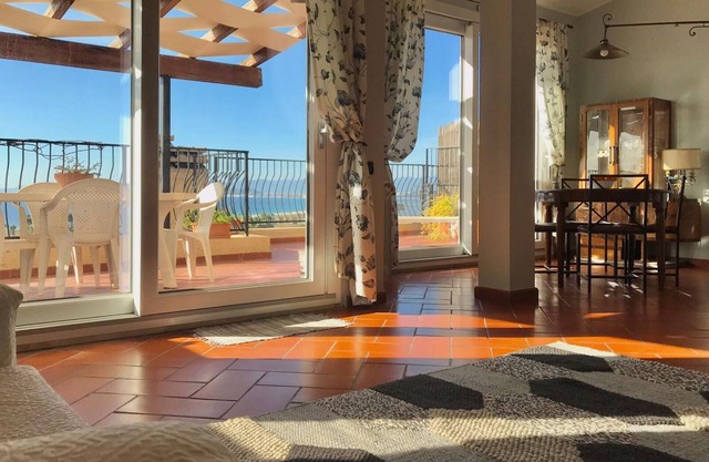 Elegantes, zentral gelegenes Penthouse mit fantastischem Meerblick in Strandnähe