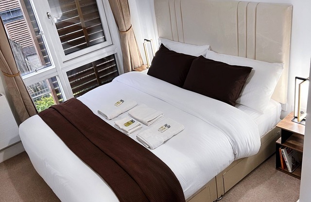 Elegant Clean & Modern 2-Bed Flat with Balcony Views
